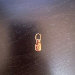 Lv zipper pull